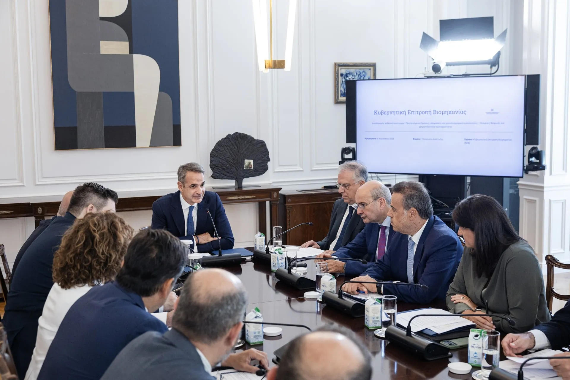 Ο Μητσοτάκης στη σύσκεψη για τη βιομηχανία στο Μαξίμου
