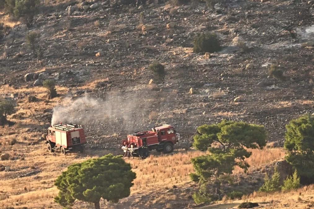 Πυροσβέστες επιχειρούν στην πυρκαγιά κοντά στη Λούμπα