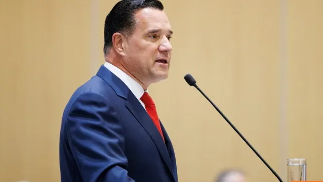 Ο Άδωνις Γεωργιάδης σε Κέντρο Υγείας πυρόπληκτης περιοχής