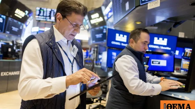 Οθόνη χρηματιστηρίου με δείκτες Wall Street σε πτώση