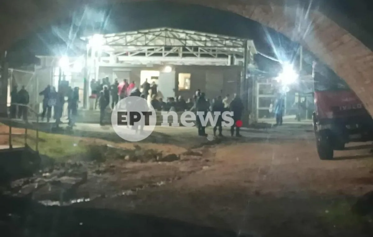 Αστυνομικές δυνάμεις έξω από τη Δομή Φιλοξενίας Μεταναστών στη Σιντική Σερρών
