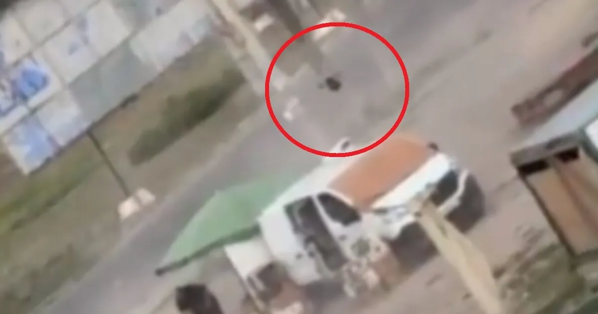 Ρωσικό drone καταδιώκει άμαχο πωλητή στη Χερσώνα