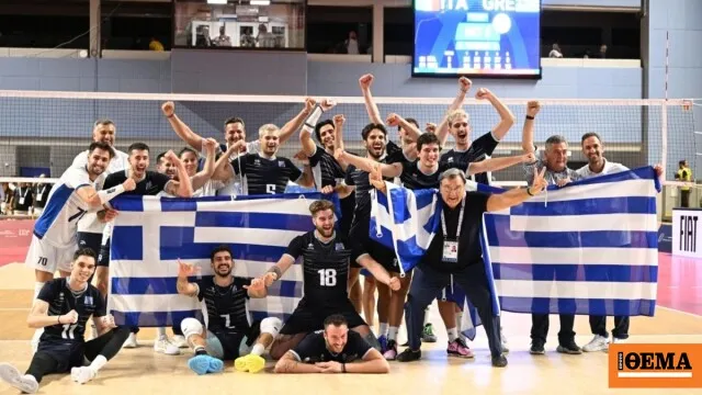 Παίκτες της Εθνικής βόλεϊ ανδρών πανηγυρίζουν τη νίκη