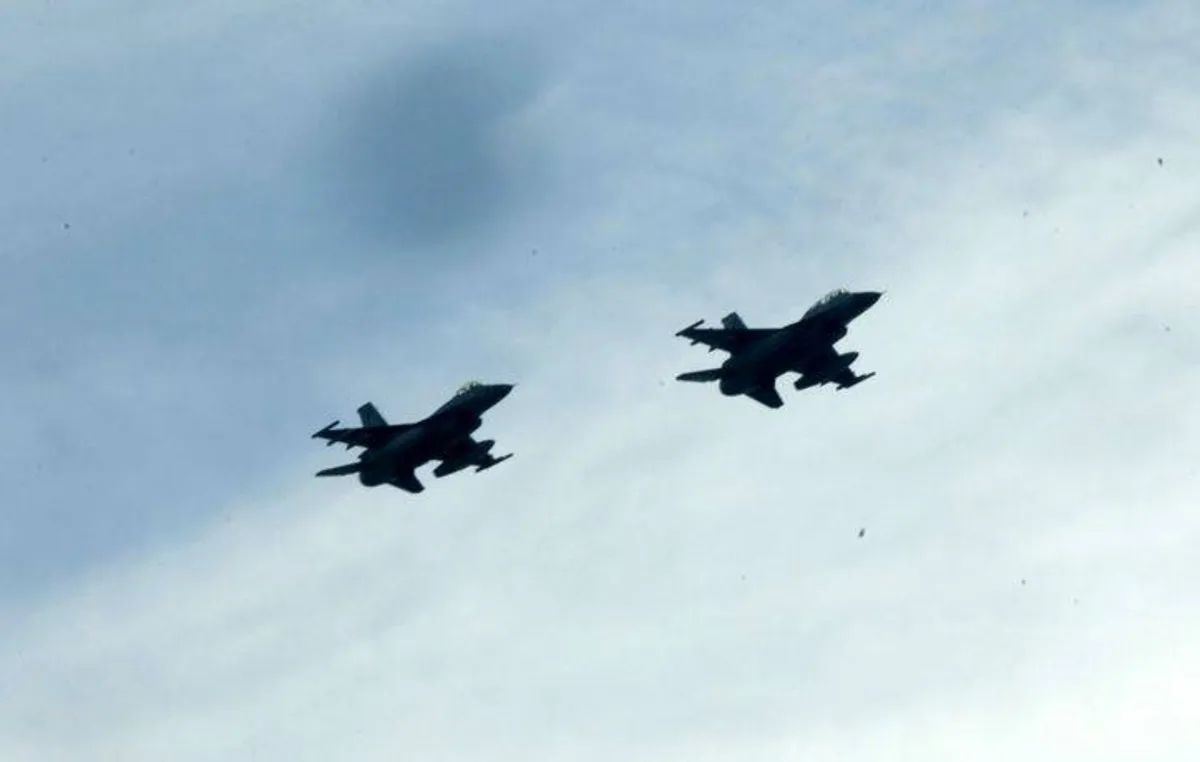 Μαχητικό αεροσκάφος F-18 σε πτήση πάνω από σύννεφα