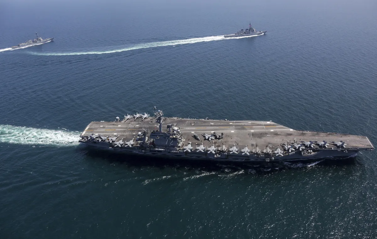 Αεροπλανοφόρο USS Abraham Lincoln στη θάλασσα