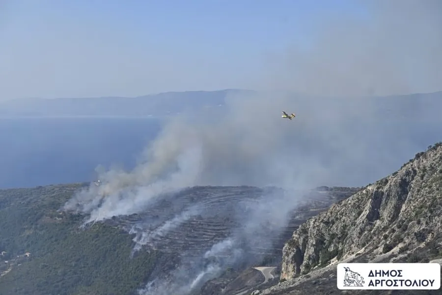 Πυρκαγιά και πυροσβέστες στην Κεφαλονιά τη νύχτα