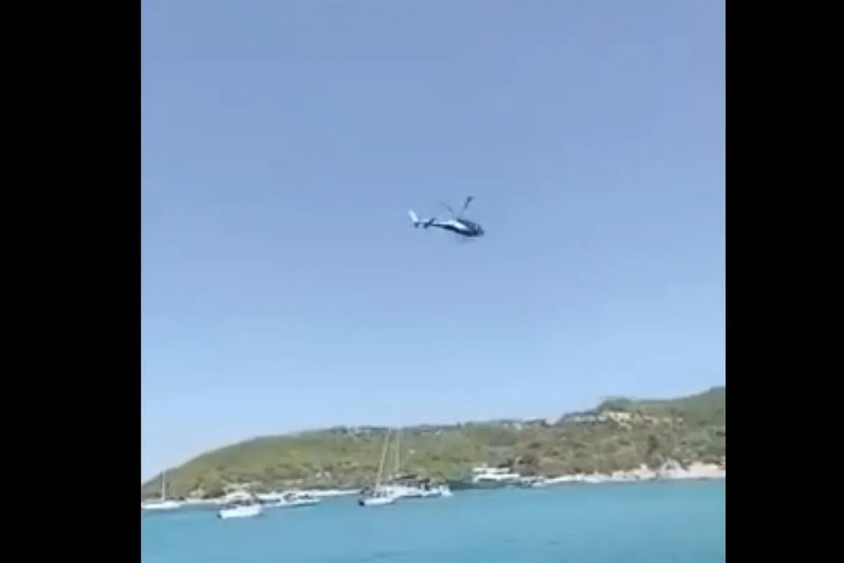 Ελικόπτερο προσγειωμένο σε παραλία στις Σπέτσες