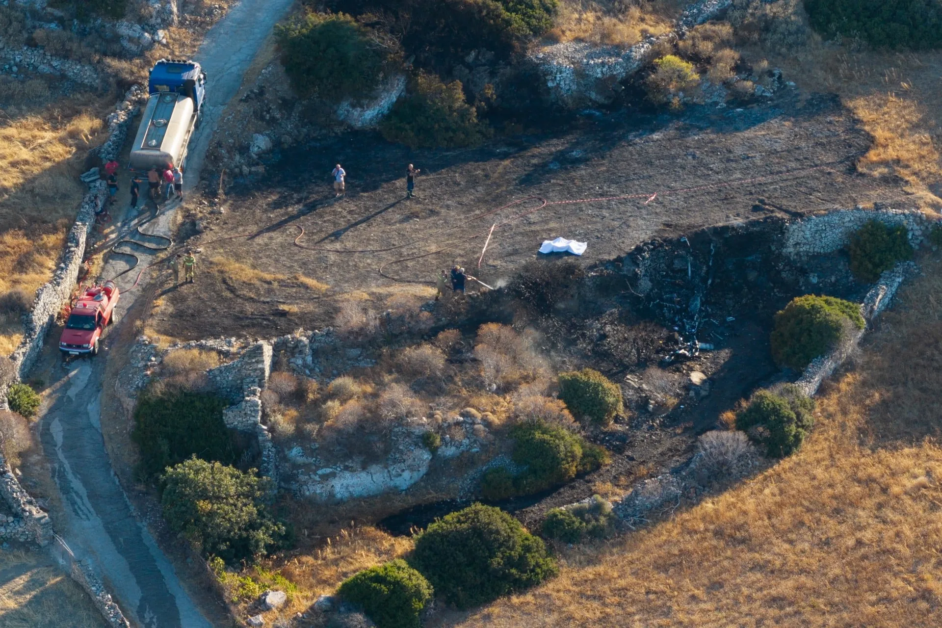 Συντρίμμια ελικοπτέρου μετά τη συντριβή στη Σίφνο