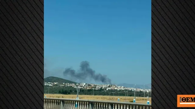 Πυροσβέστες επιχειρούν στη φωτιά στην Αργιθέα Κορωπίου