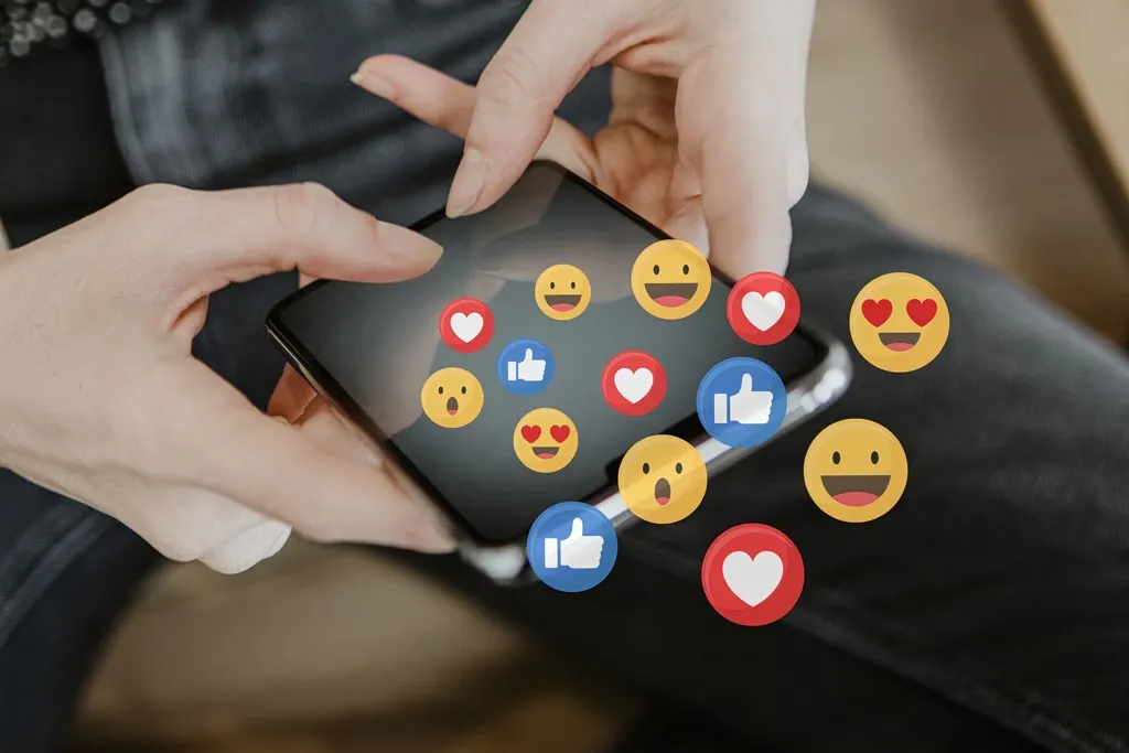Έφηβος κοιτάζει social media σε κινητό τηλέφωνο