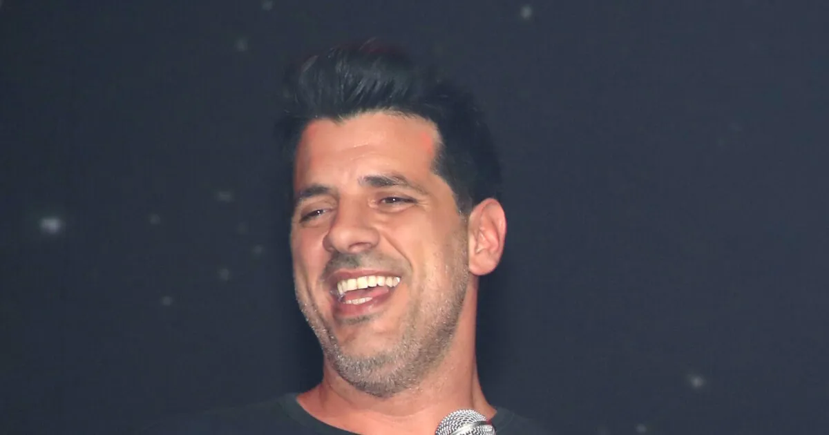 Ο Θοδωρής Φέρρης τρώει μπέργκερ πάνω στη σκηνή
