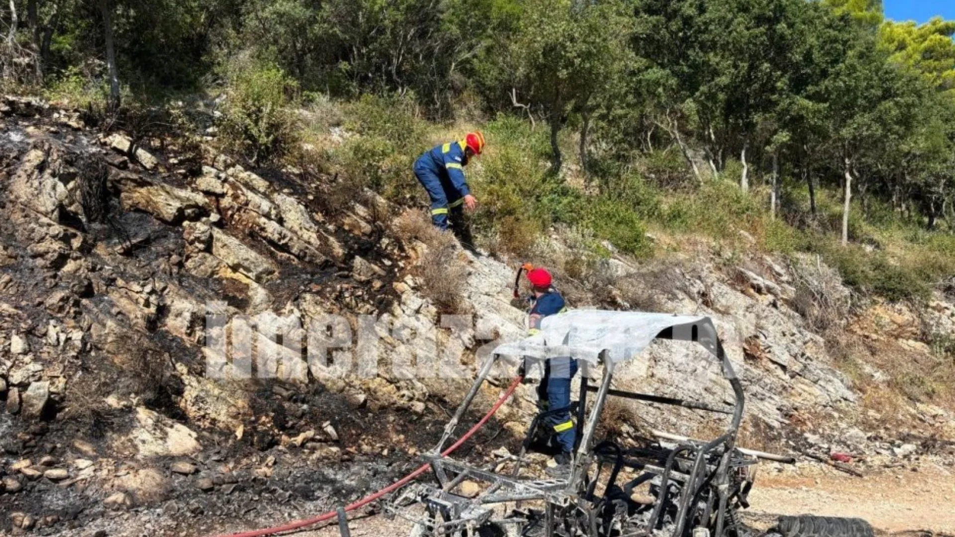 Πυροσβέστες κατασβήνουν δασική πυρκαγιά στον Μαραθιά Ζακύνθου