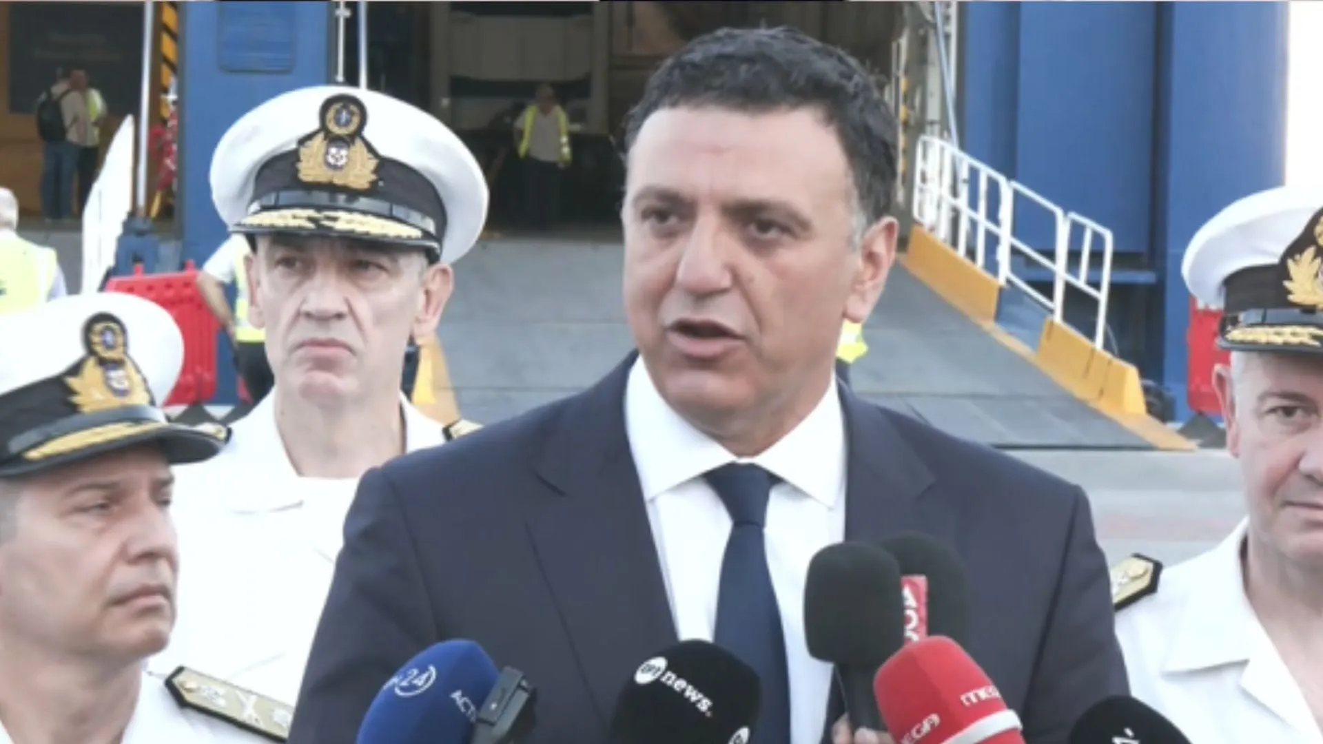 Ο υπουργός Κικίλιας στο λιμάνι του Πειραιά
