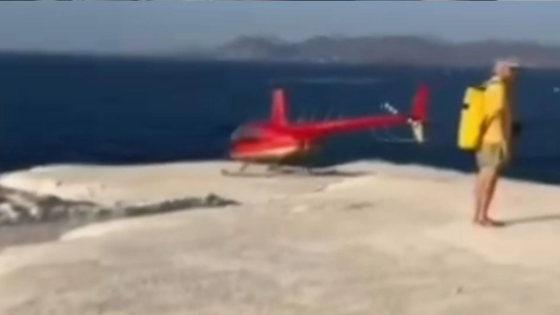 Ελικόπτερο προσγειωμένο στα πετρώματα του Σαρακήνικου στη Μήλο