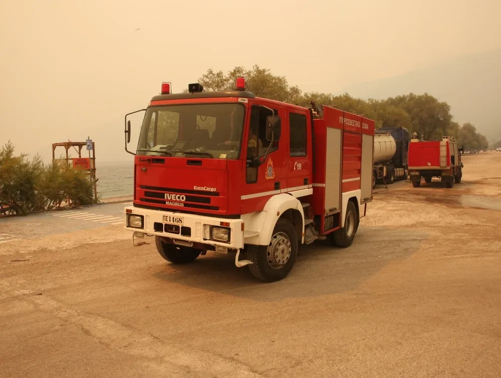 Πυροσβεστικό όχημα σε δασική πυρκαγιά τη νύχτα