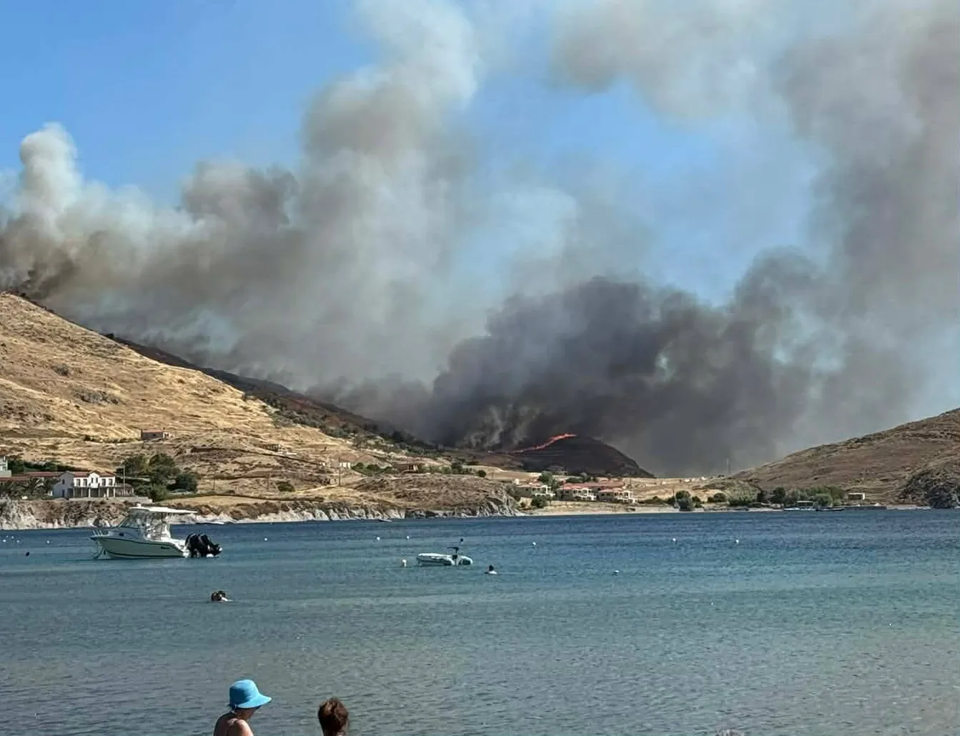 Λιμενικό σκάφος απομακρύνει κατοίκους από παραλία στη Λήμνο