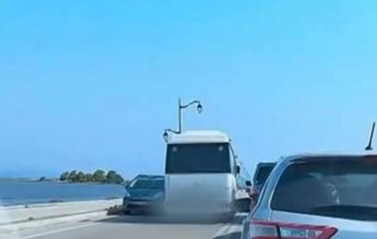 Λεωφορείο κάνει επικίνδυνη προσπέραση στη γέφυρα Λευκάδας