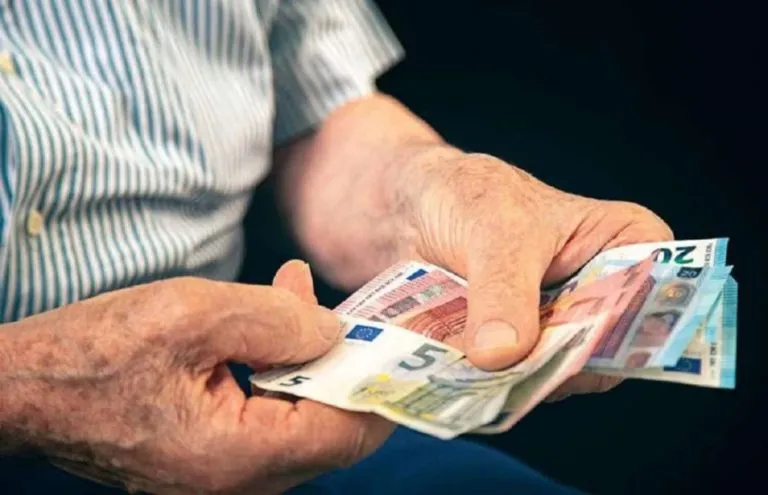Συνταξιούχοι διαμαρτύρονται για τις συντάξεις χηρείας στην Ελλάδα