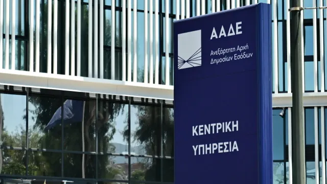 Αγρότης σε χωράφι, μεταβίβαση αγροτικών δικαιωμάτων ΑΑΔΕ
