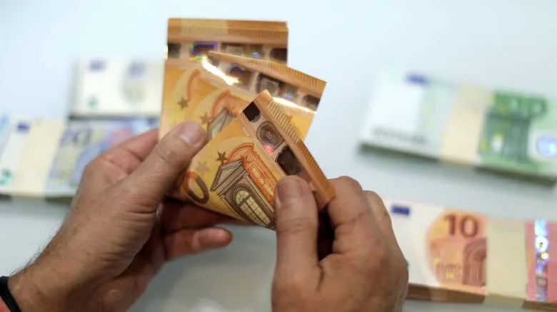 Οικοδόμος σε εργοτάξιο, καταβολή Αδειοδωρόσημου Αυγούστου
