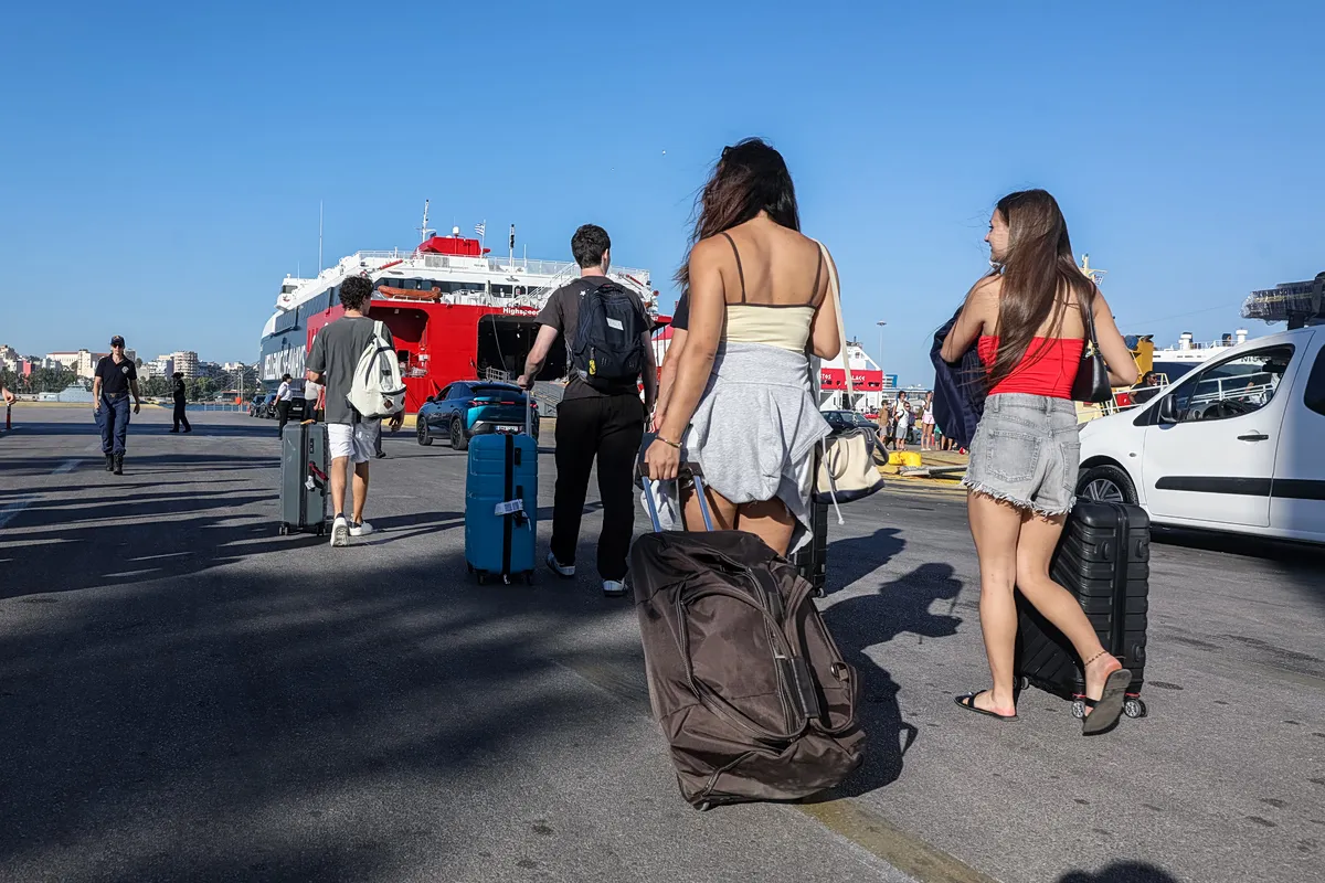 Πυρκαγιά με πυκνό καπνό σε ελληνική παραθαλάσσια περιοχή