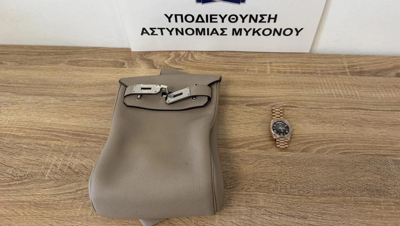 Αστυνομικός ελέγχει κατασχεμένα κοσμήματα και χρήματα