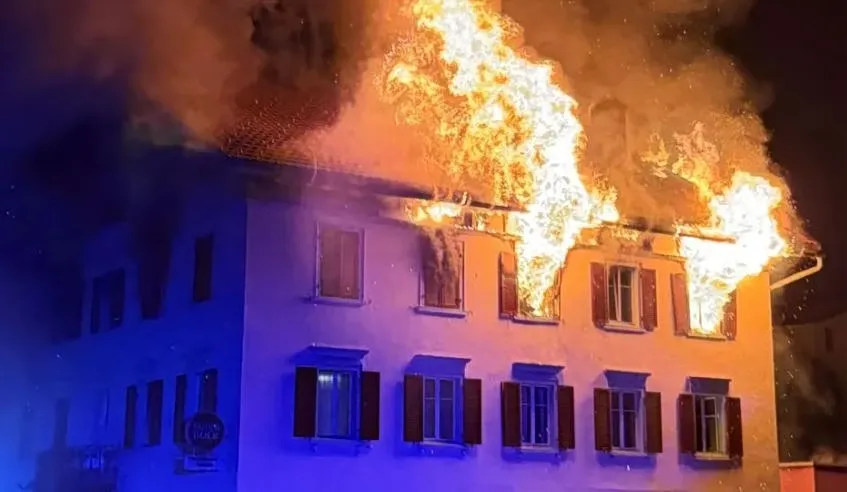 Πολυώροφο κτίριο τυλιγμένο στις φλόγες στην Τούσις Ελβετία