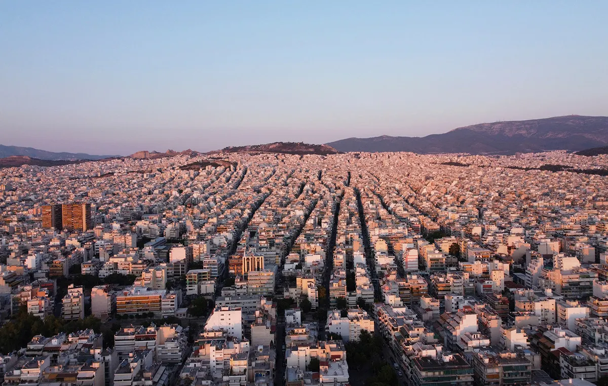 Άτομο με αναπηρία και προσωπικός βοηθός σε εξωτερικό χώρο