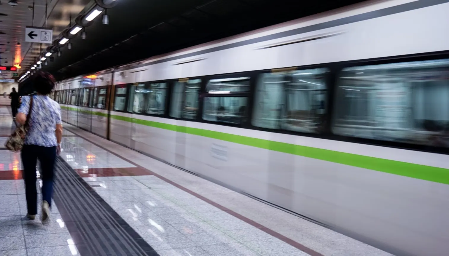 Λεωφορείο ΟΑΣΑ σε δρόμο της Αθήνας το καλοκαίρι