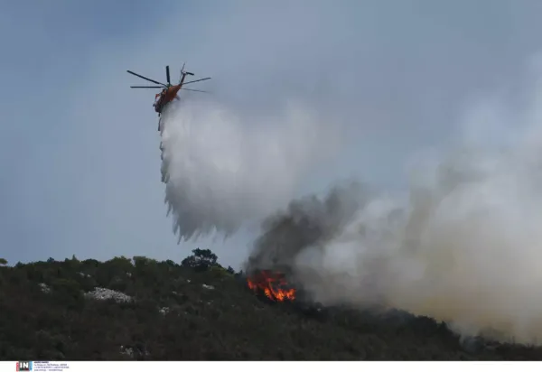 Πυροσβεστικό ελικόπτερο ρίχνει νερό σε φωτιά στην Πρέβεζα