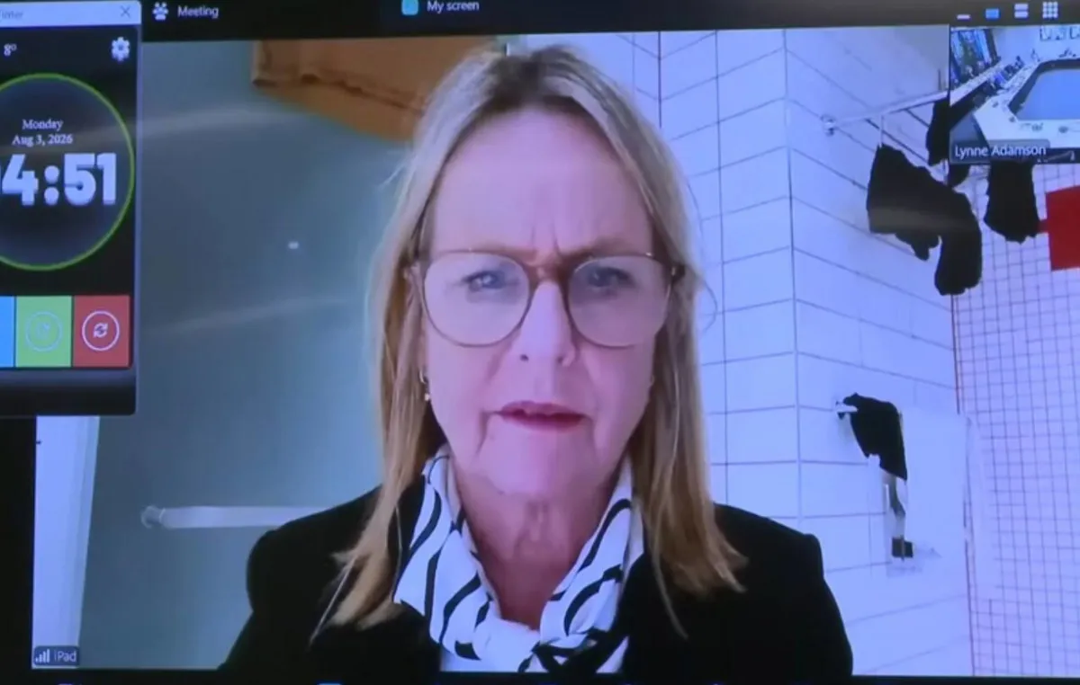 Δημοτική σύμβουλος σε τηλεδιάσκεψη Zoom από μπάνιο