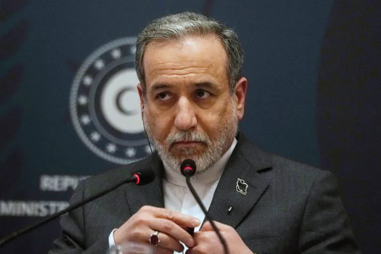 Πινακίδα με ηγέτες των Φρουρών της Επανάστασης στην Τεχεράνη