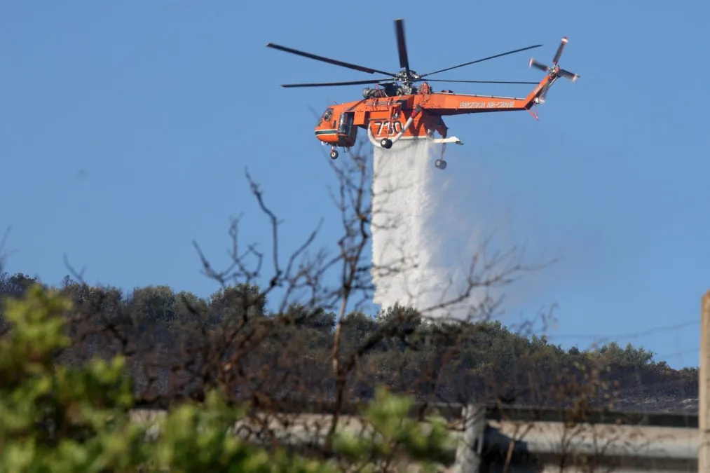 Πυροσβέστες επιχειρούν σε πυρκαγιά στη Σαλαμίνα