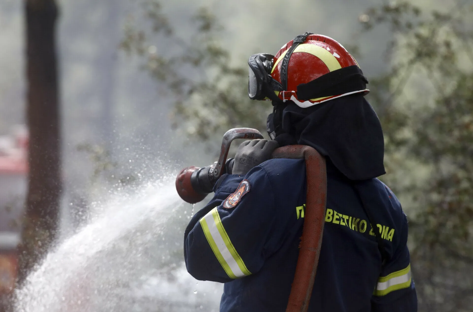 Πυροσβέστες κατασβήνουν δασική πυρκαγιά στον Μαραθιά Ζακύνθου
