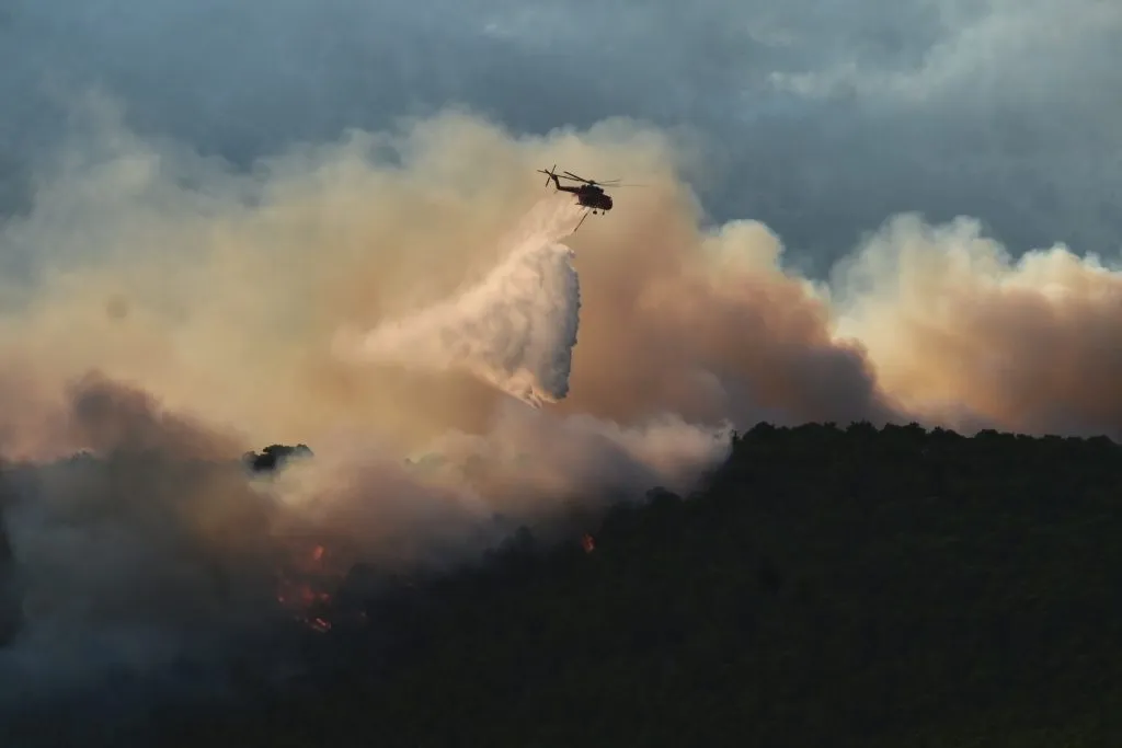Πυροσβεστικό ελικόπτερο ρίχνει νερό σε πυρκαγιά στα Σφακιά