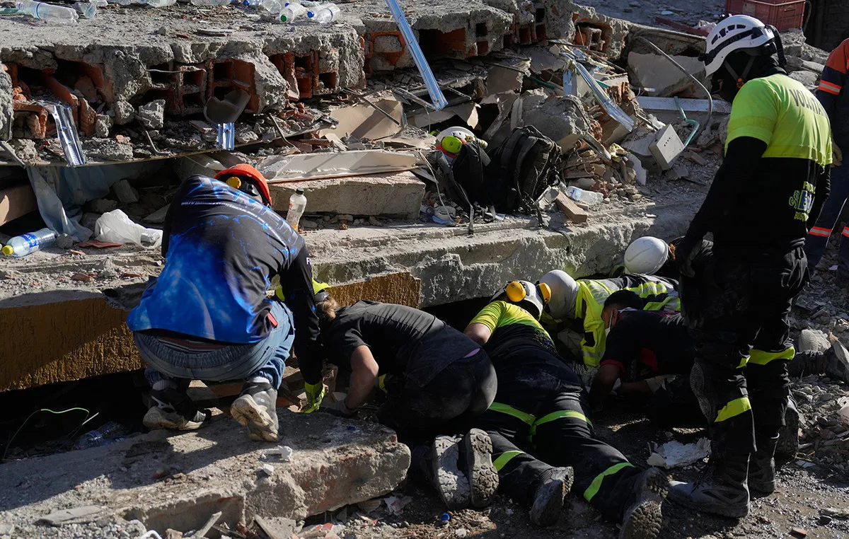 Σωστικά συνεργεία ψάχνουν στα συντρίμμια στην Κολομβία