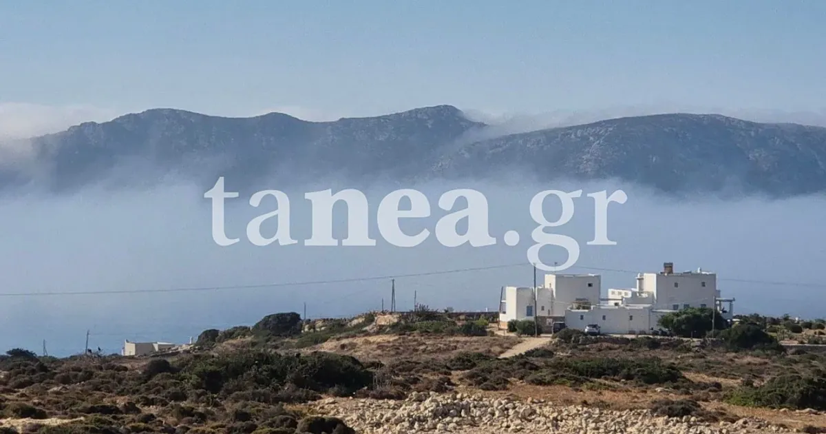 Πυκνή ομίχλη sea smoke πάνω από παραλία στην Κίμωλο