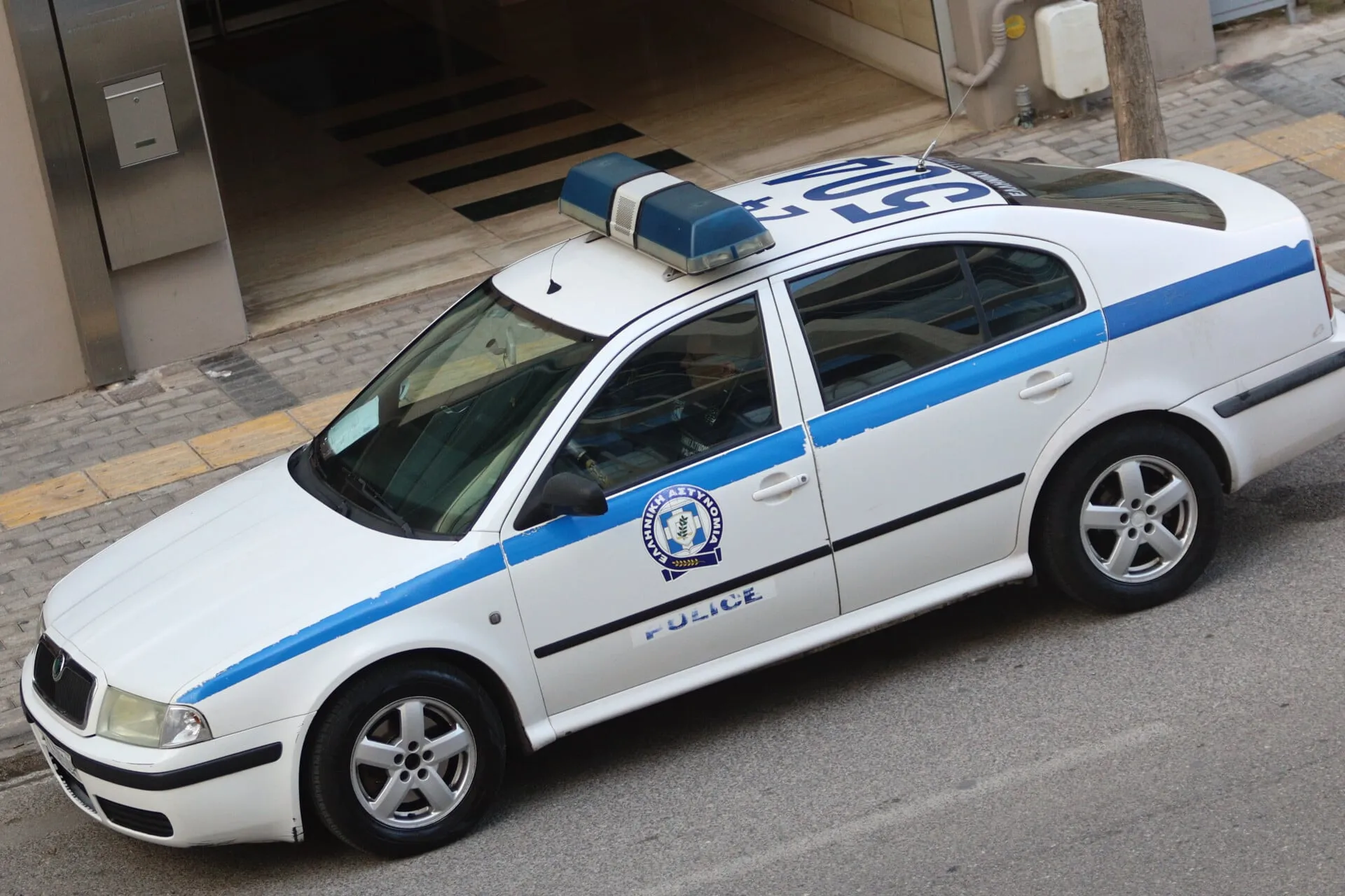 Αστυνομικό αυτοκίνητο σε νυχτερινή περιπολία στη Θεσσαλονίκη