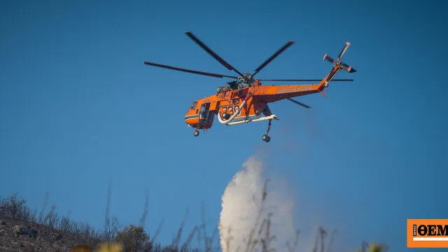 Πυροσβεστικό αεροσκάφος ρίχνει νερό σε φωτιά