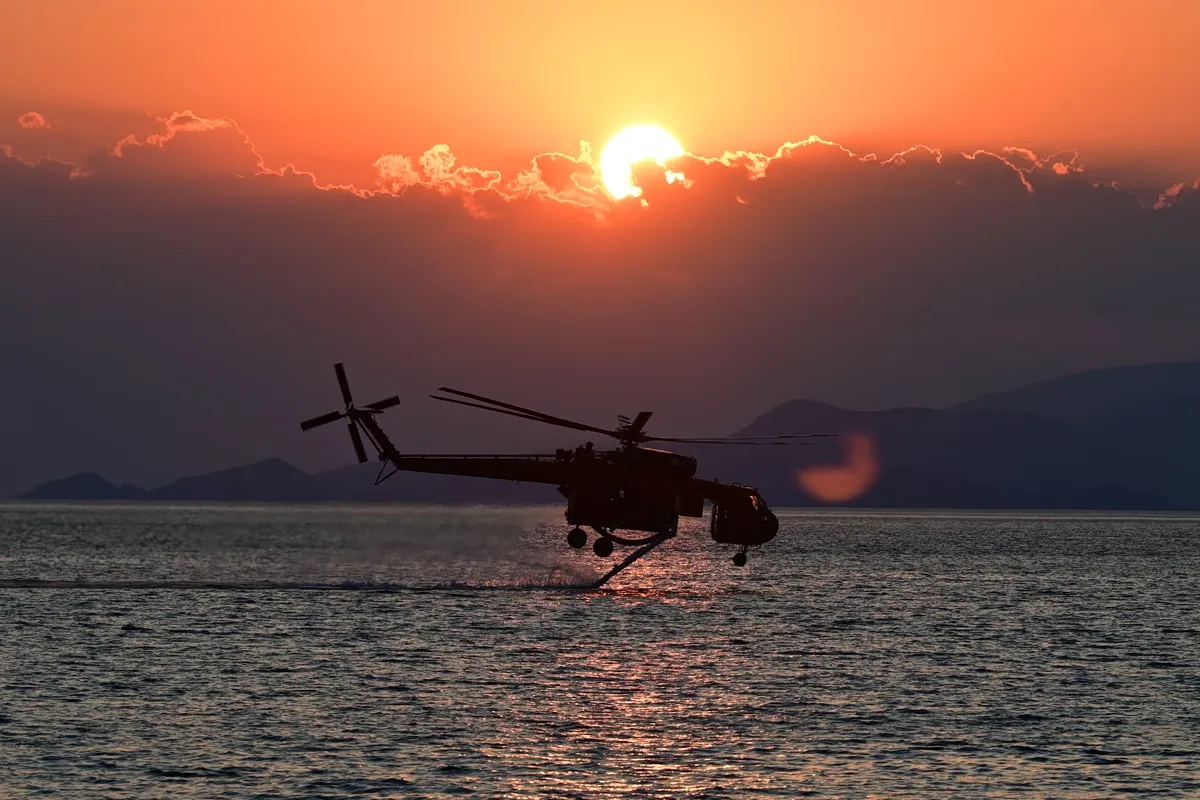 Πυροσβέστες σε δασική πυρκαγιά στο Μαρκόπουλο Ωρωπού