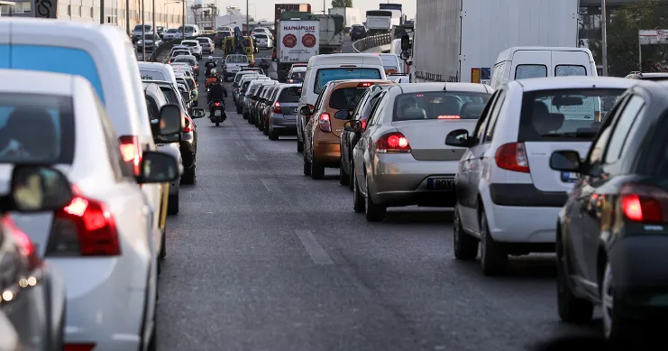 Πρωινή κίνηση αυτοκινήτων σε δρόμο πόλης κοντά σε σχολείο