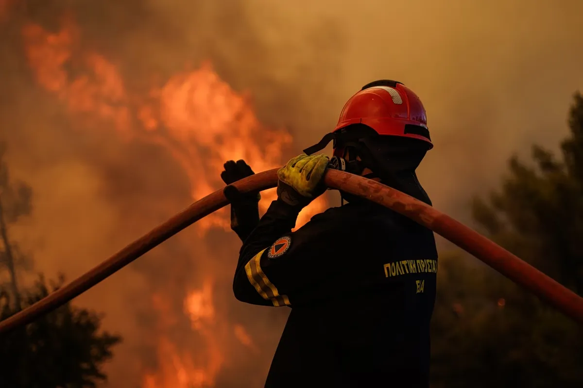 Πυροσβεστικά οχήματα επιχειρούν σε φωτιά στο Λασίθι