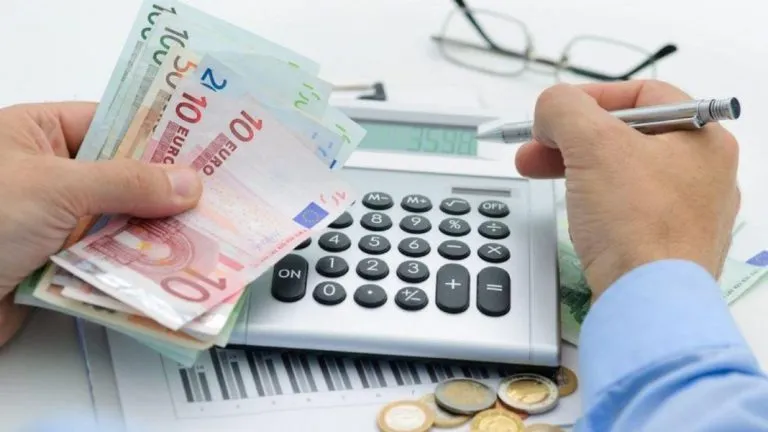 Γραφική απεικόνιση κρατικού προϋπολογισμού και φορολογικών εσόδων