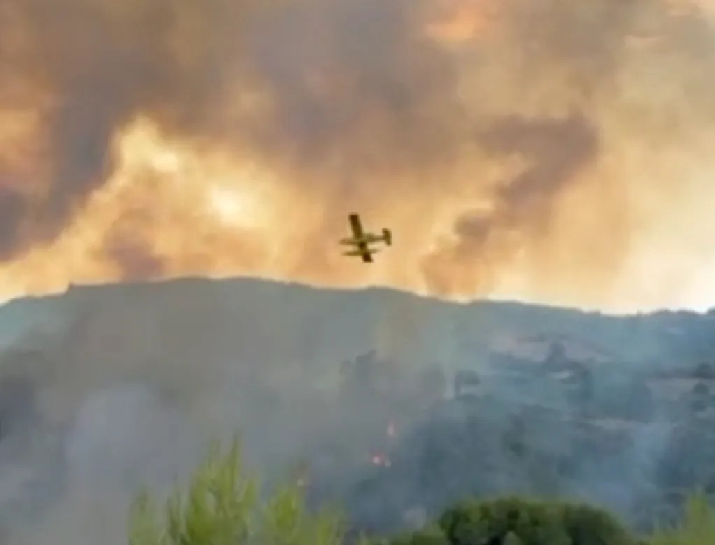 Πυροσβεστικό αεροσκάφος επιχειρεί σε φωτιά κοντά στη Μαδρίτη