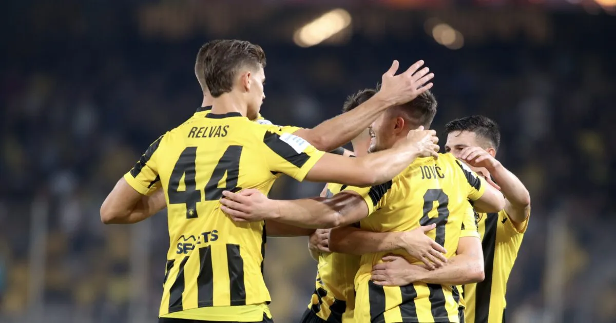 Ποδοσφαιριστές πανηγυρίζουν σε αγώνα Super League