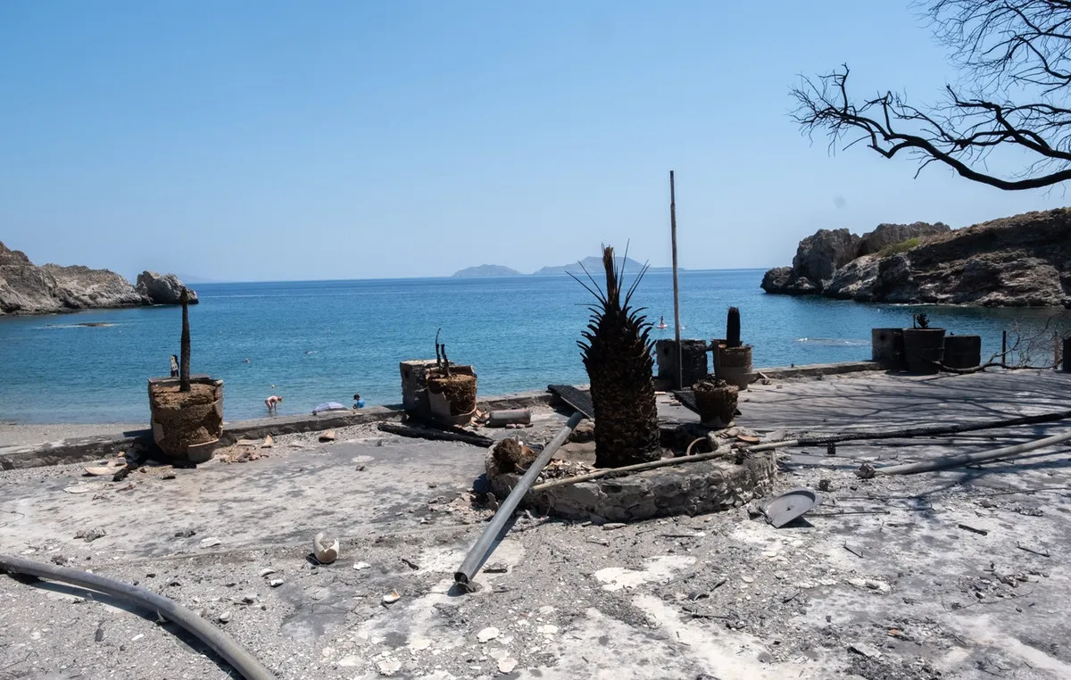 Καμένη έκταση και αποκαΐδια μετά την πυρκαγιά στο Ρέθυμνο