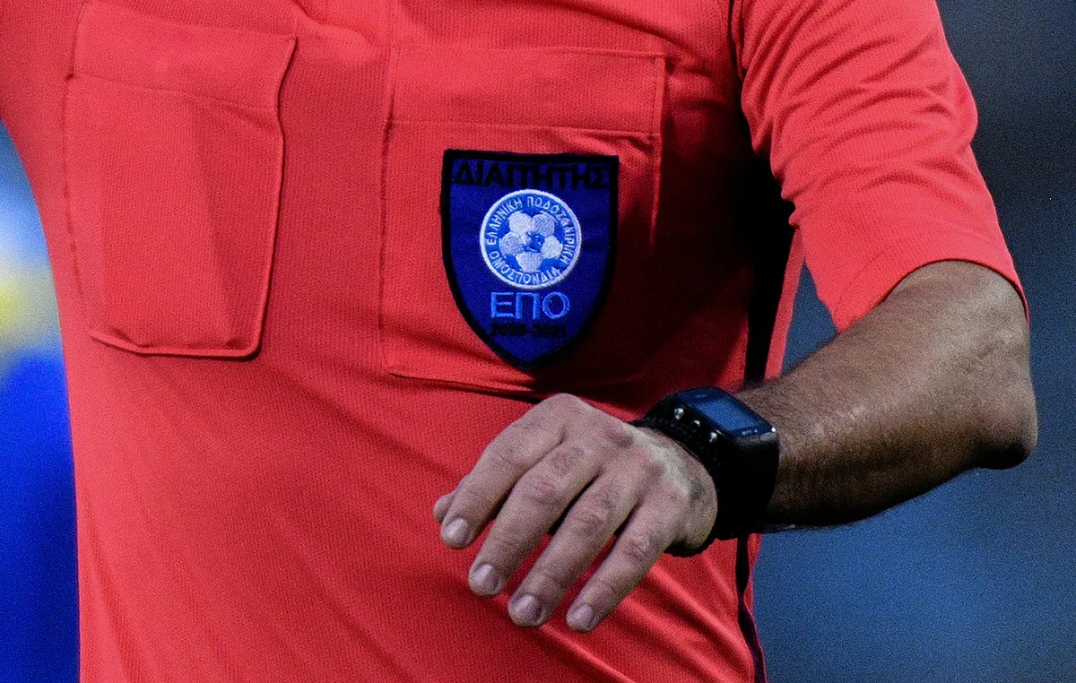 Διαιτητής Super League με σφυρίχτρα σε γήπεδο