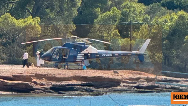 Ελικόπτερο προσγειωμένο σε παραλία με λουόμενους