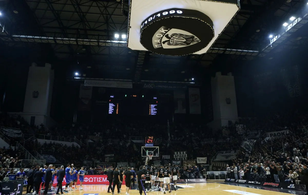 Λογότυπο Euroleague δίπλα σε μπάλα μπάσκετ
