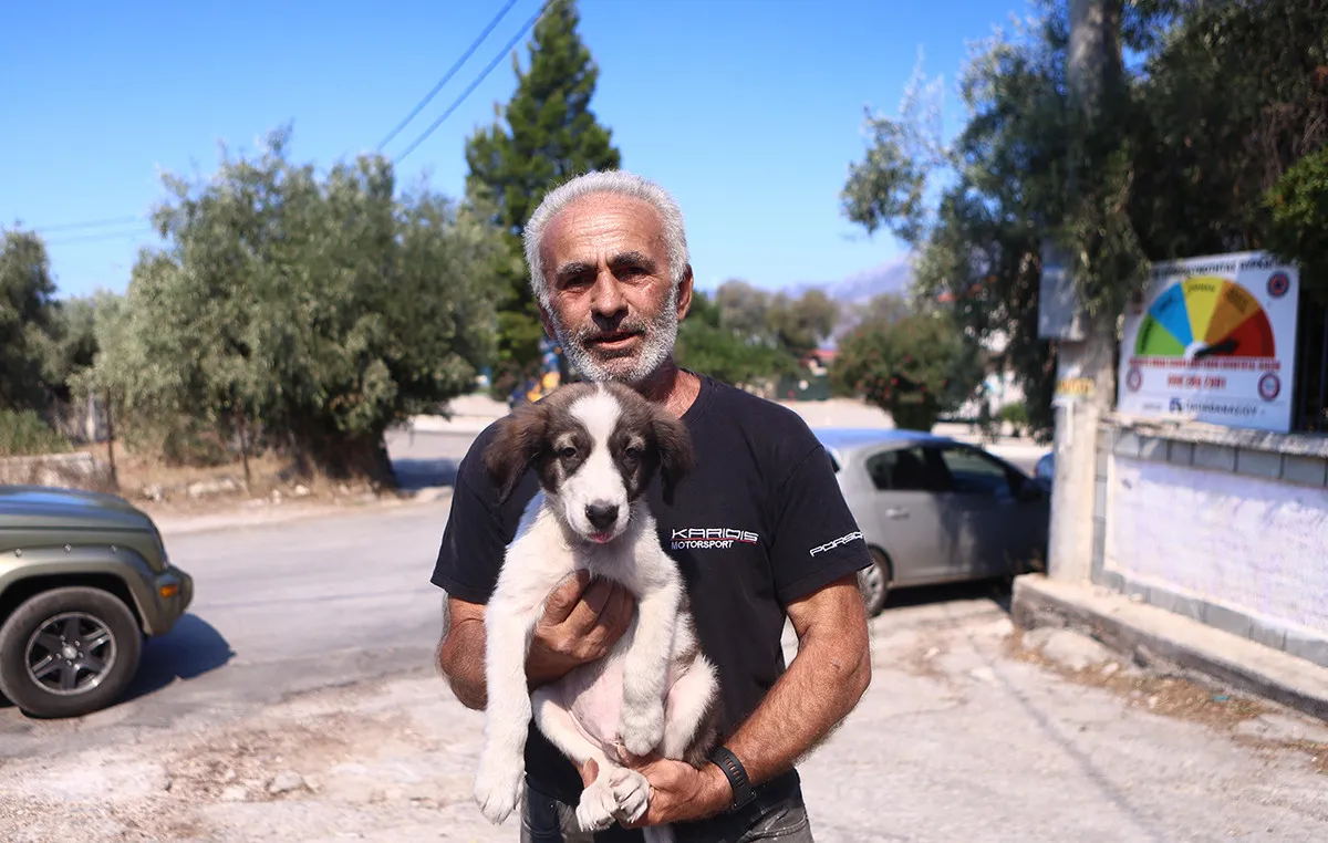 Ο Μάρκος αγκαλιά με τον σκύλο Μπρούνο στο Πόρτο Γερμενό